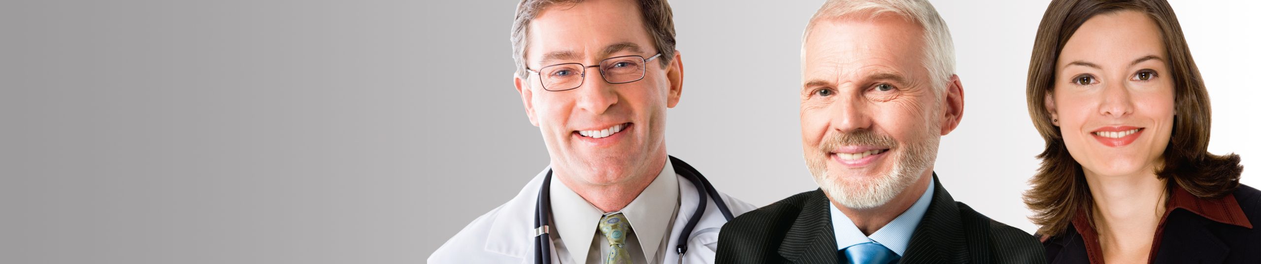 Bild mit drei Personen: Ein Arzt, einem Mann im Anzug und einer Frau mit Bluse