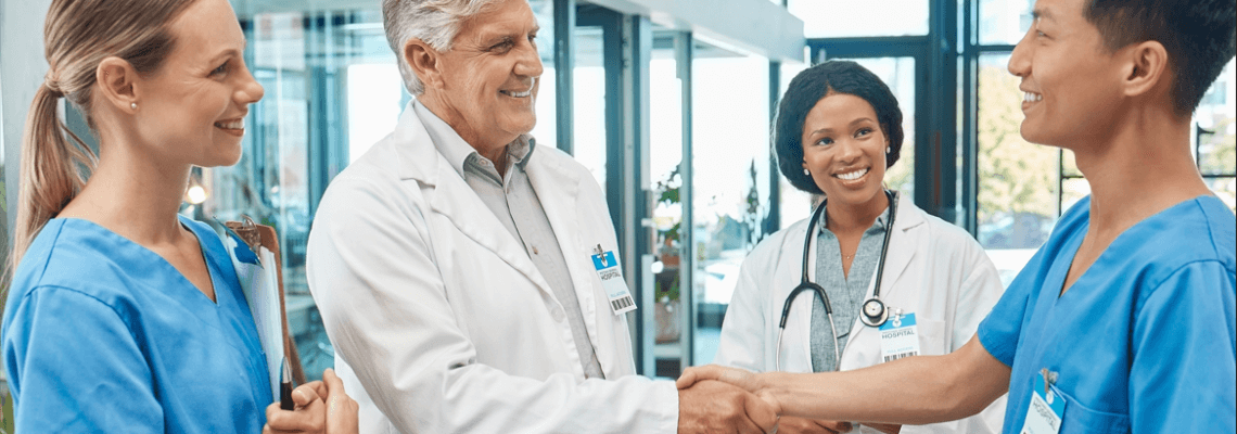 Bild mit zwei Ärzten und zwei Arzthelfern